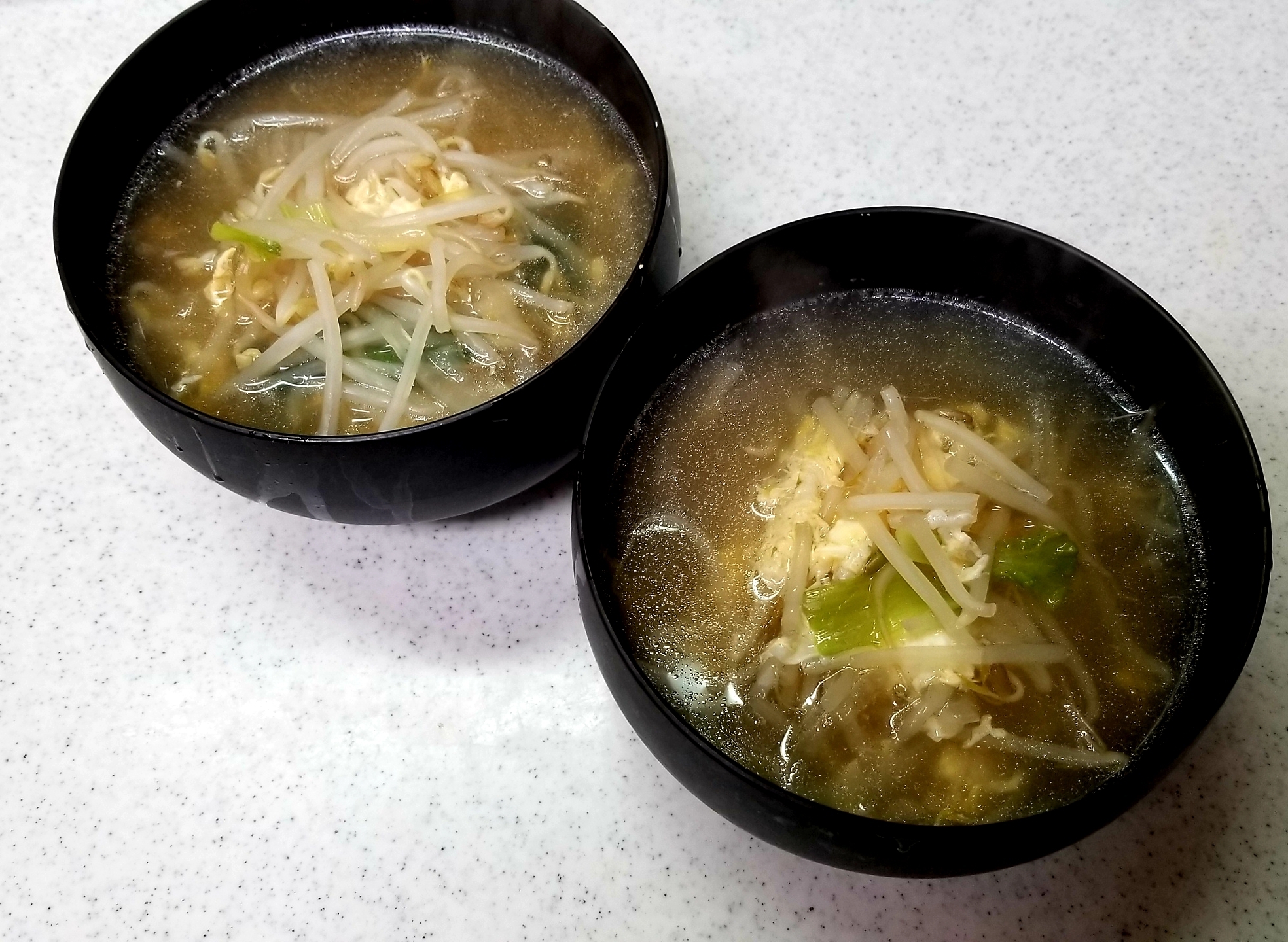 小松菜、玉葱、もやしのダシダ卵スープ