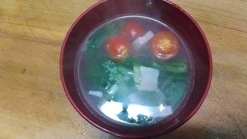 サラダ菜ミニトマトベーコンのスープ/あごだし