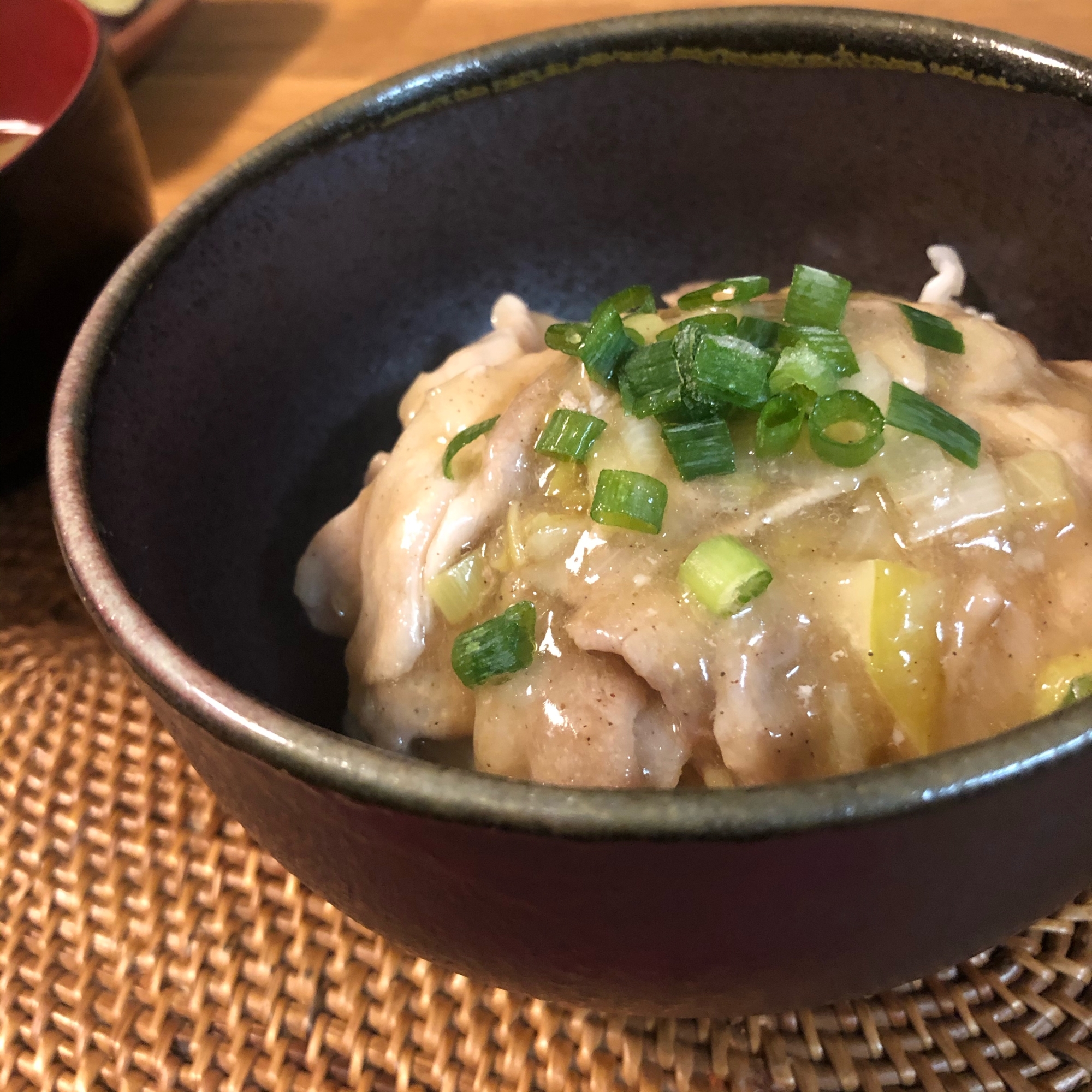 ネギ塩ダレ豚丼