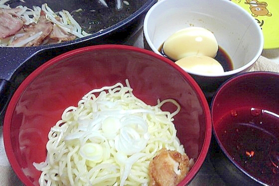 夏に辛味を効かせたタレでさっぱりつけ麺