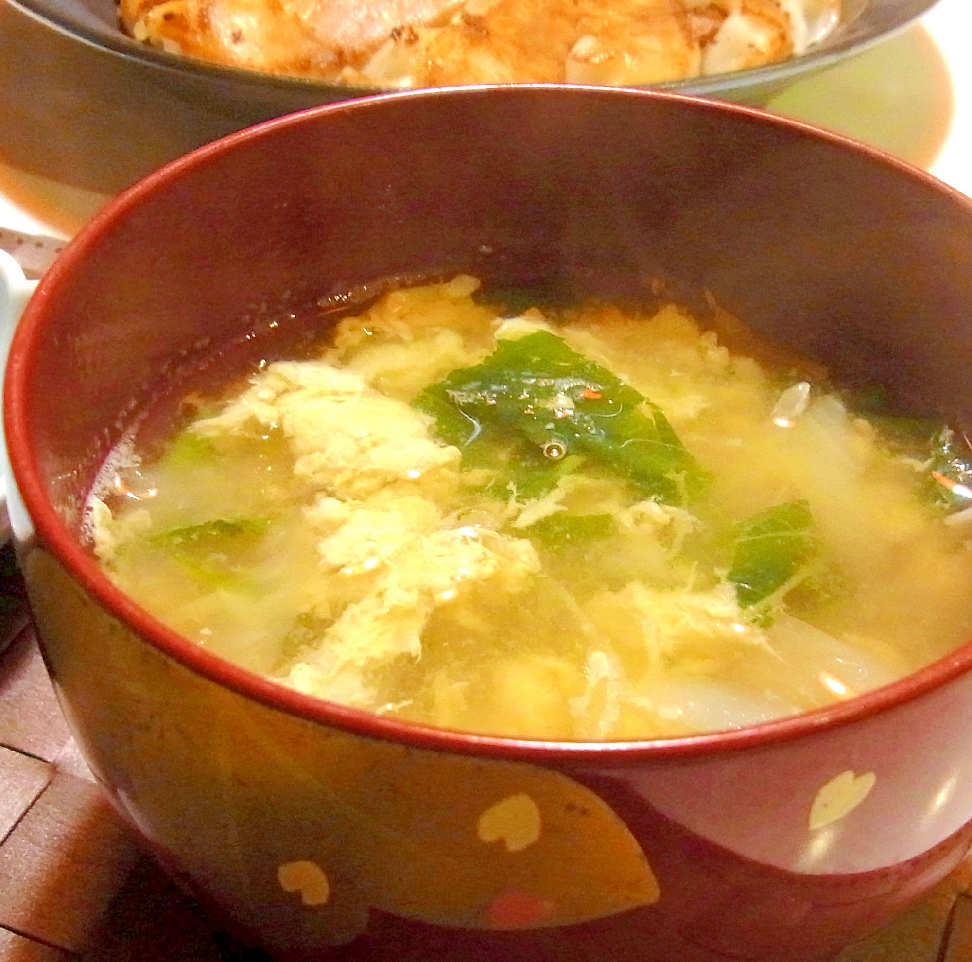 赤色のお椀に入ったモロヘイヤ味噌汁