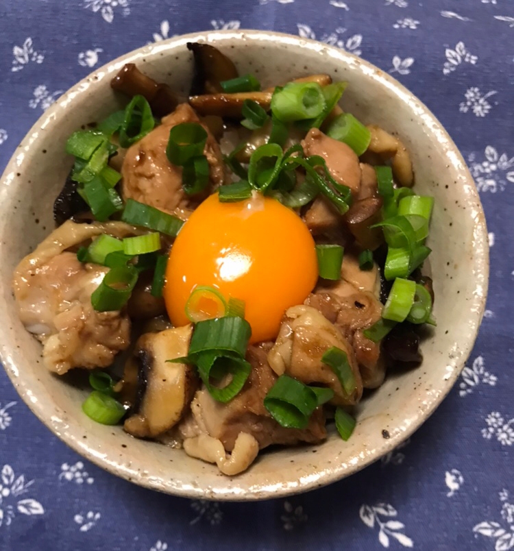 卵黄のせ鳥もも肉とマッシュルームの甘辛丼