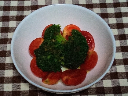 トマトとブロッコリーのごまサラダ