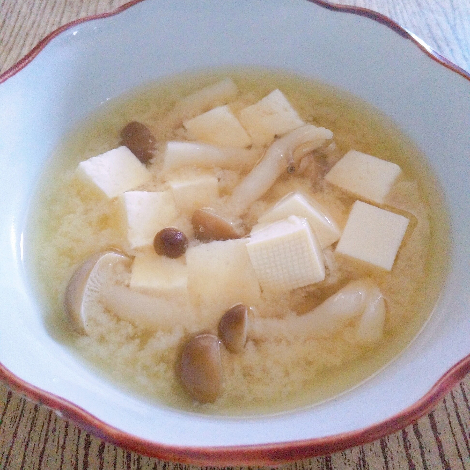 豆腐とシメジのお味噌汁