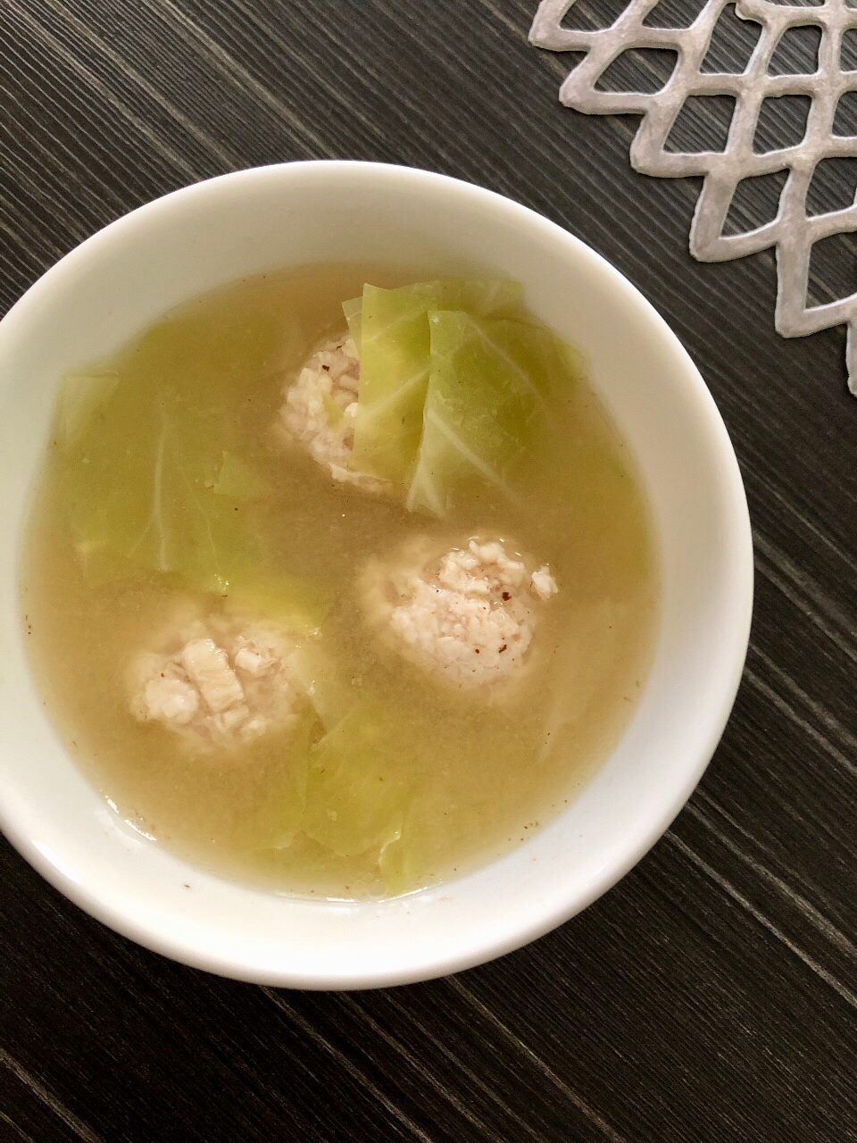 たっぷりキャベツとえのき鶏団子の味噌汁