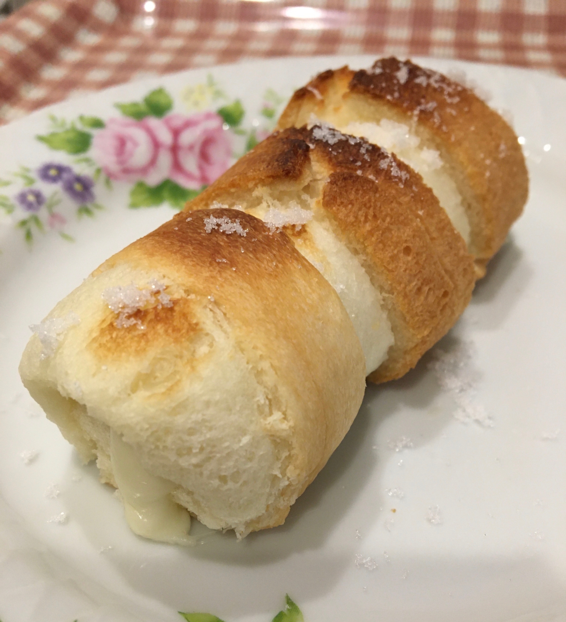 電子レンジで簡単トロける☆食パンのチーズドッグ♪