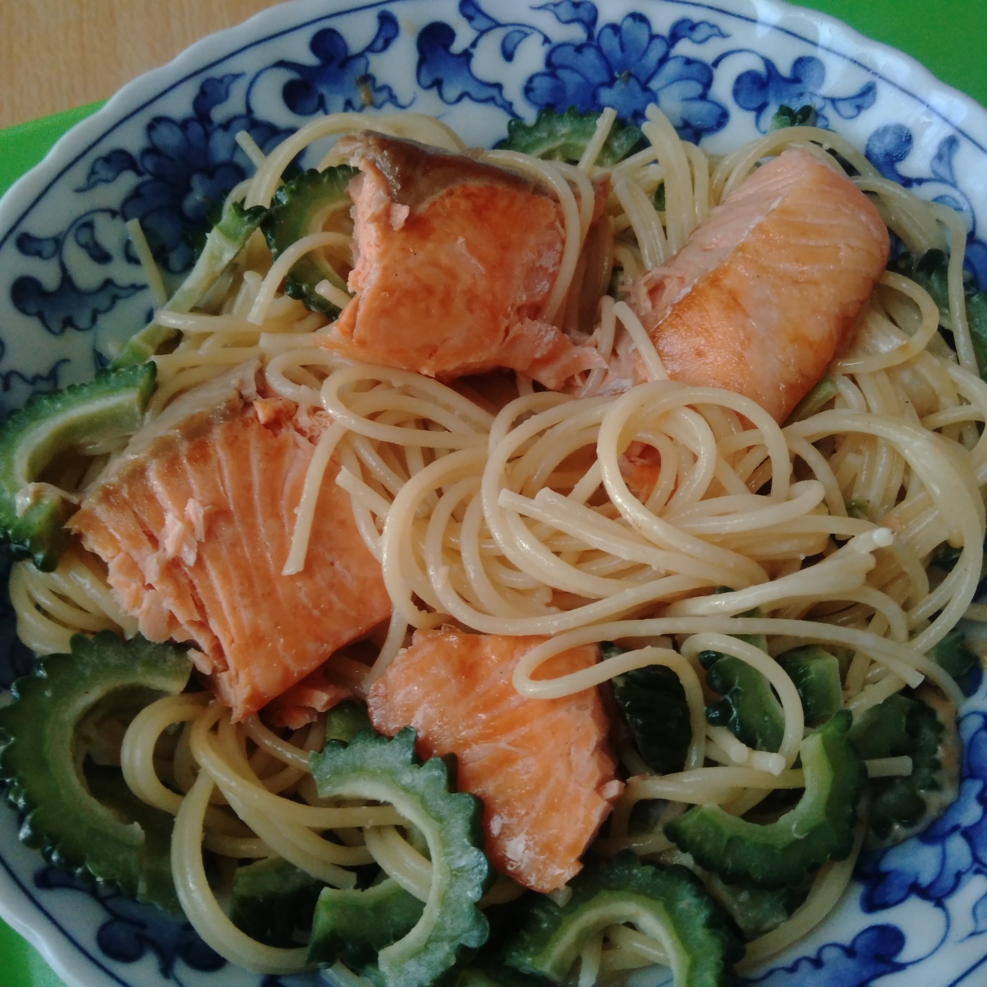 ゴーヤと焼き鮭の味噌マヨパスタ