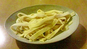 セモリナ粉で自家製フェトチーネ