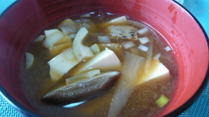 かまぼこと椎茸の味噌汁