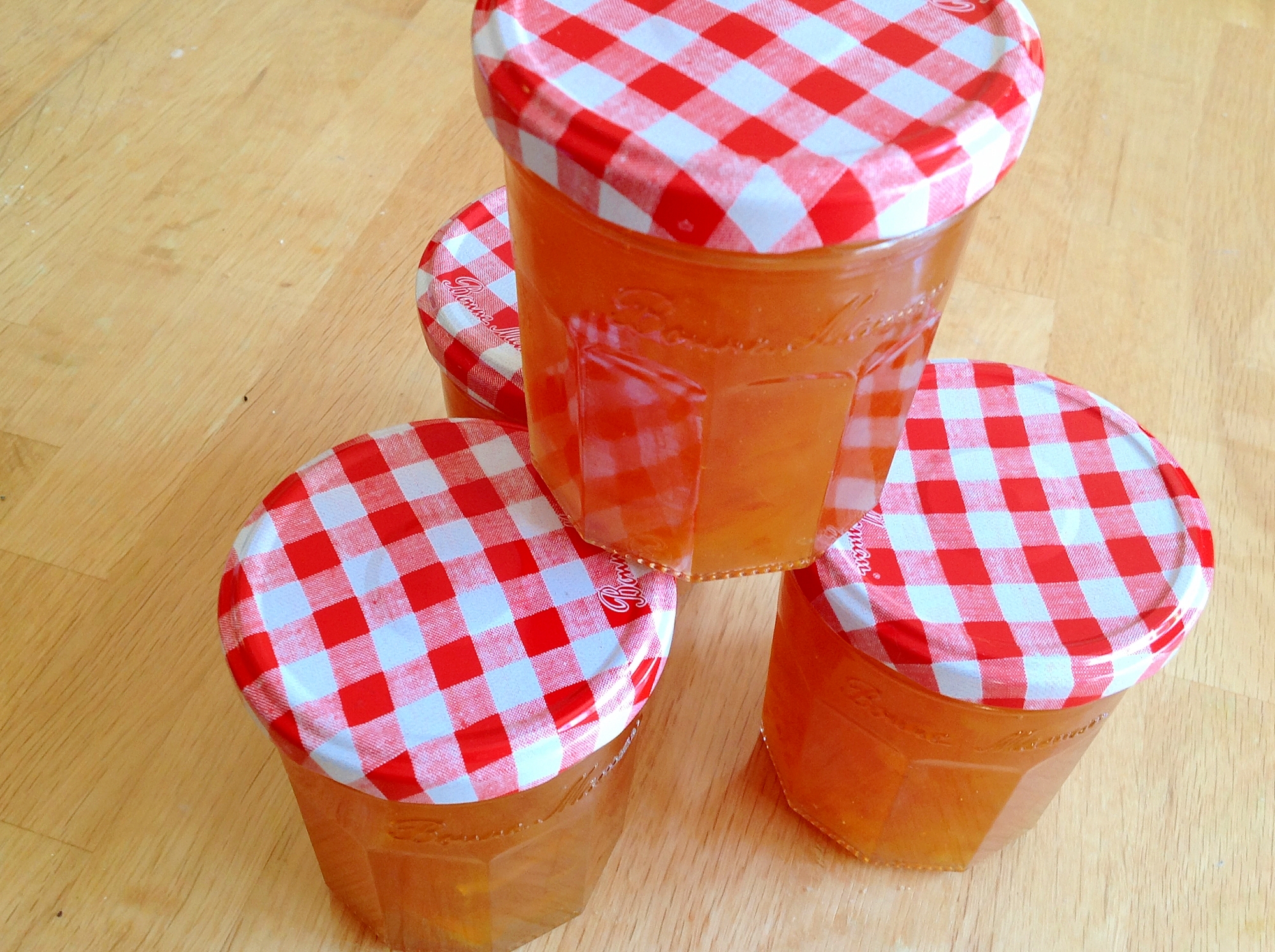 ガラス瓶に入ったレモンとオレンジのジャム