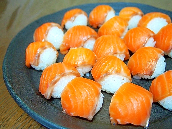 スモークサーモンの簡単てまり レシピ 作り方 By よっちごはん 楽天レシピ スモークサーモンの簡単てまり レシピ 作り方 By よっちごはん 楽天レシピ