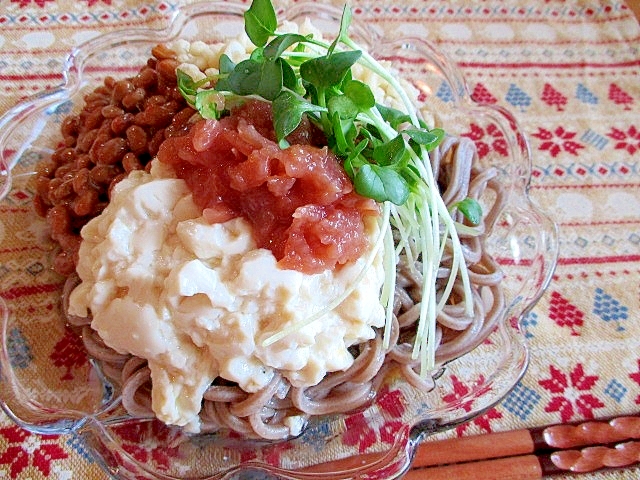 梅と納豆とくずし豆腐のせ冷やし蕎麦