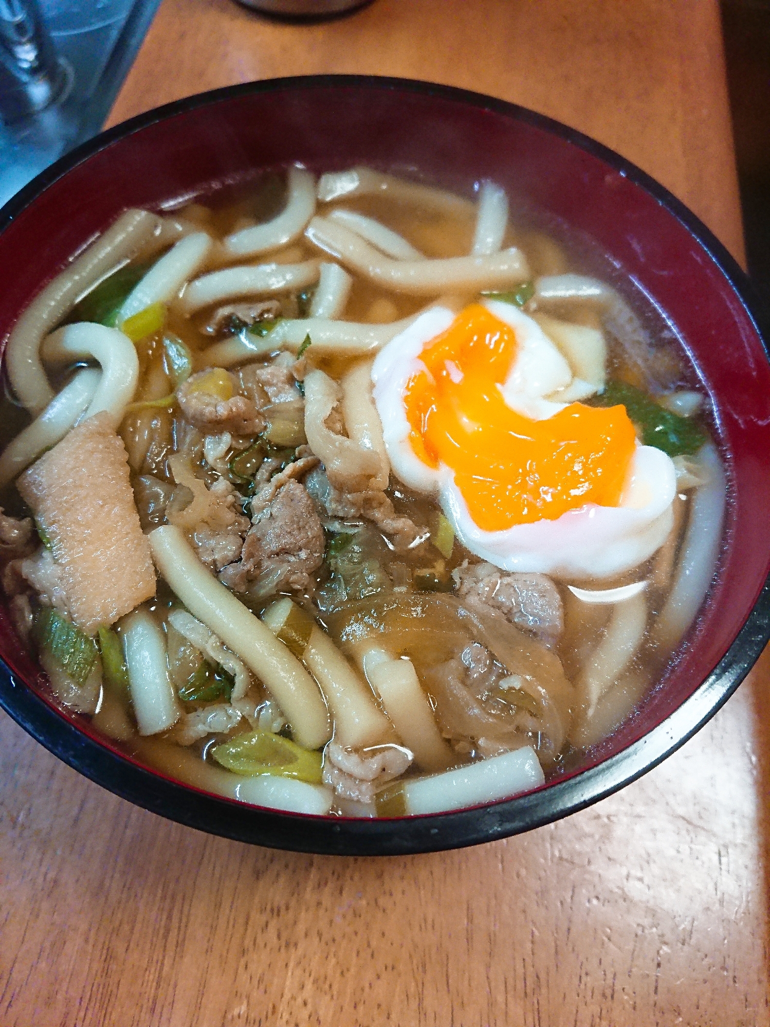 半熟玉子入りの肉うどん