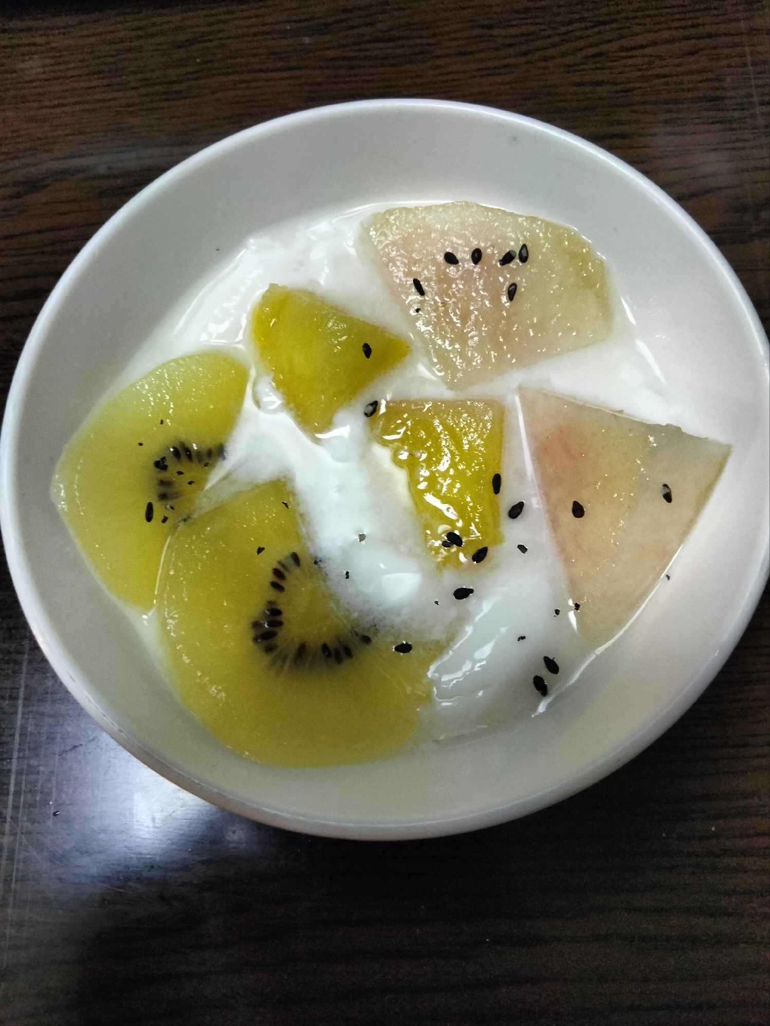 今日のヨーグルト♡桃&パイン&キウイ