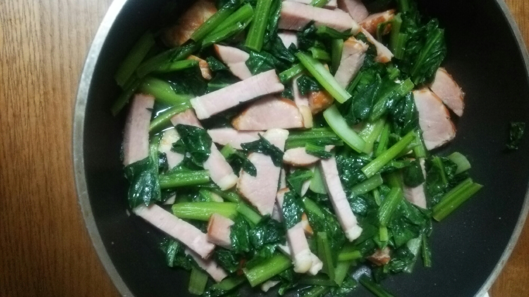 ボンレスハムと小松菜の鶏ガラにんにく炒め