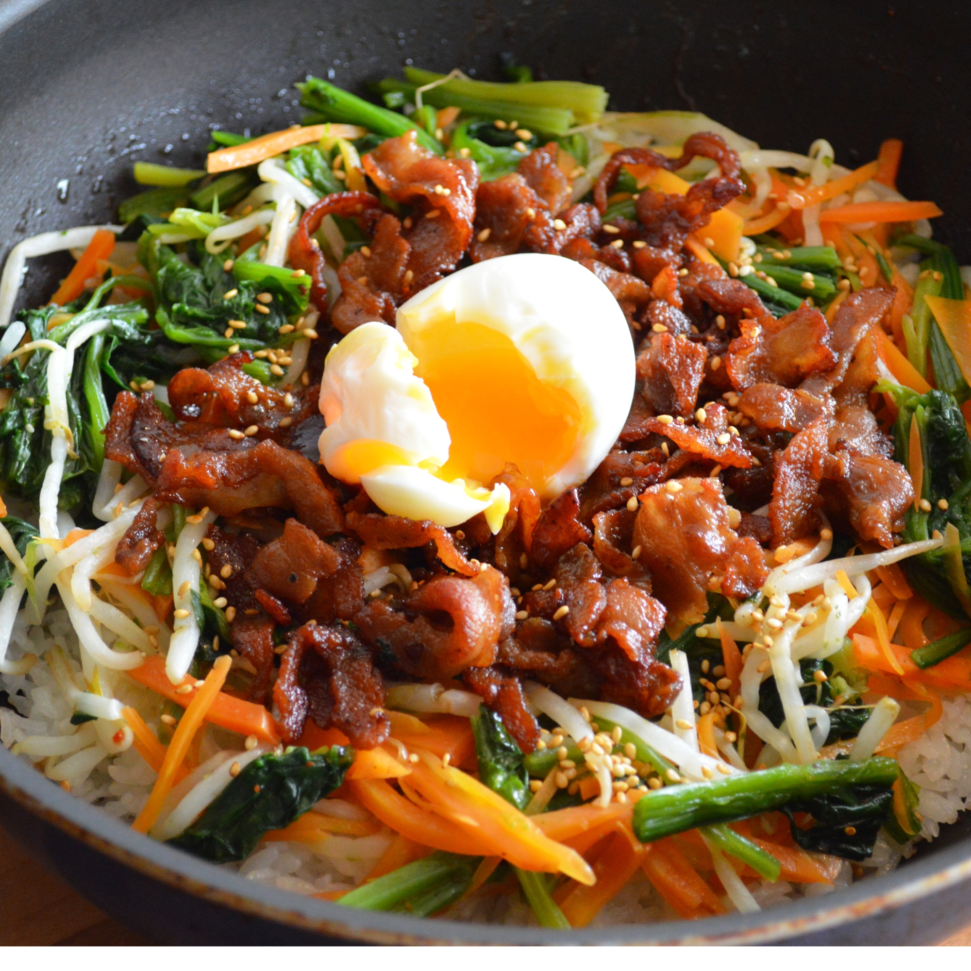 おこげが絶品!「カリカリ豚ビビンバ」