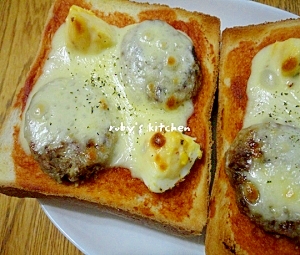 ミニハンバーグとゆで卵のチーズトースト