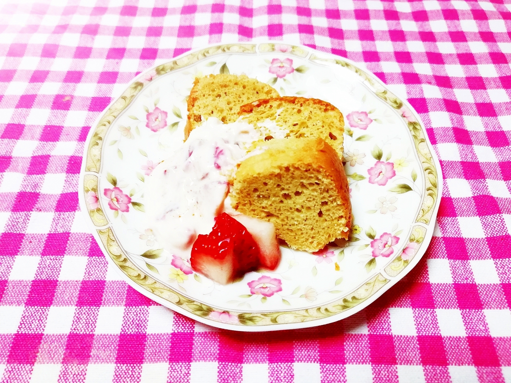 母の日にも♪ケーキにいちごヨーグルトクリーム添え