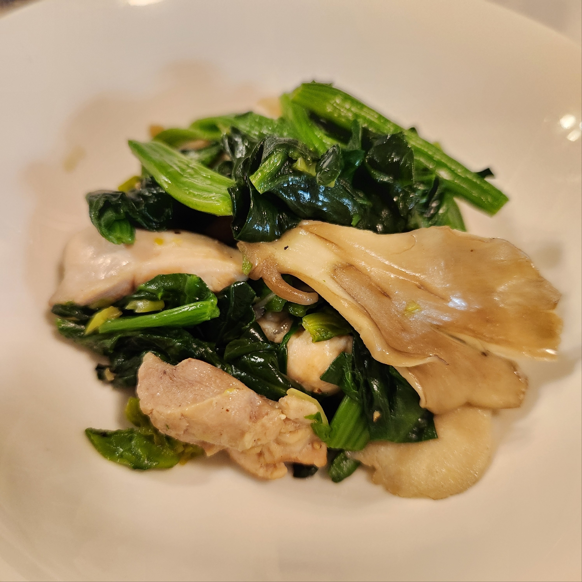 ほうれん草と舞茸、鶏肉の塩コショウ炒め