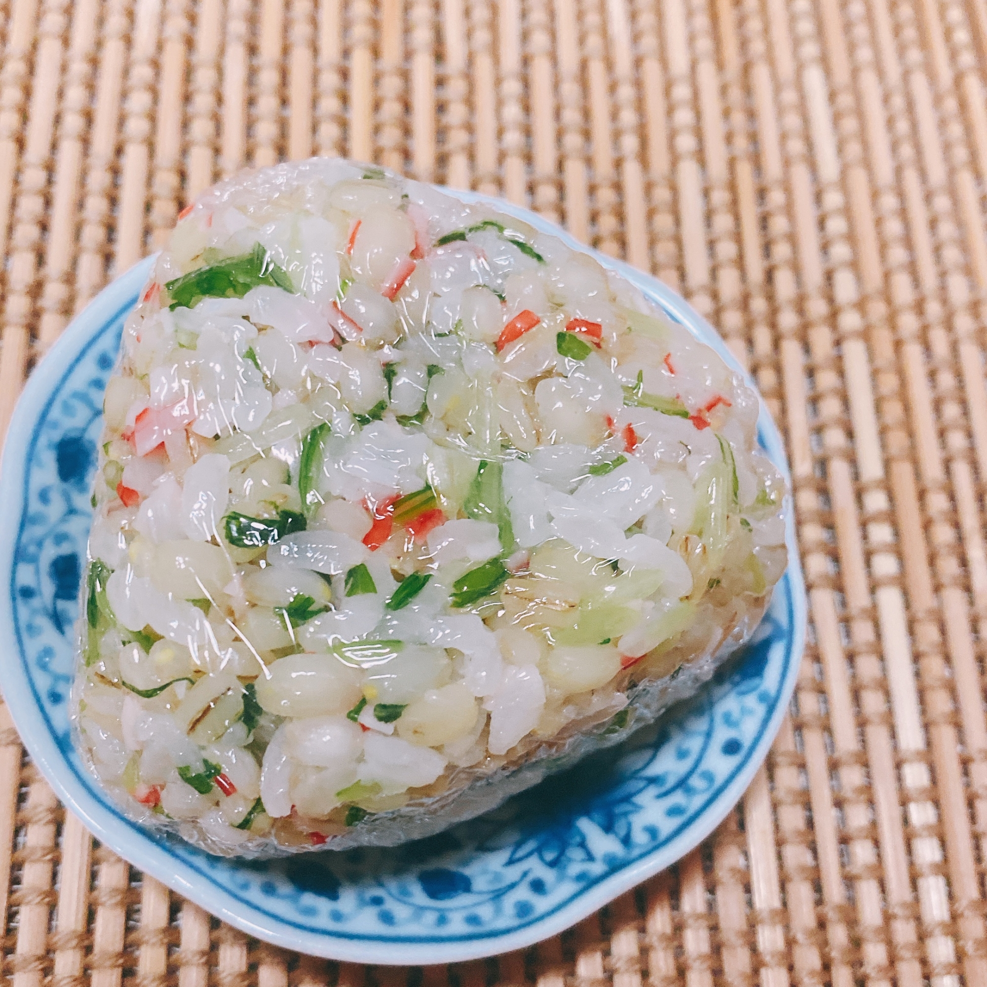 彩り鮮やか☆カニカマと水菜のおにぎり