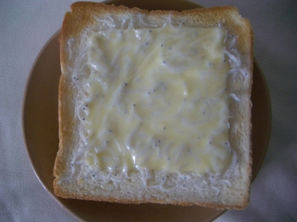 しらすとチーズの順番が逆ですが・・・。
磯の香りのトースト、おいしかったです♪