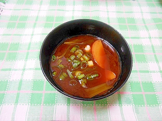 小松菜と蒲鉾のお味噌汁（赤だし）