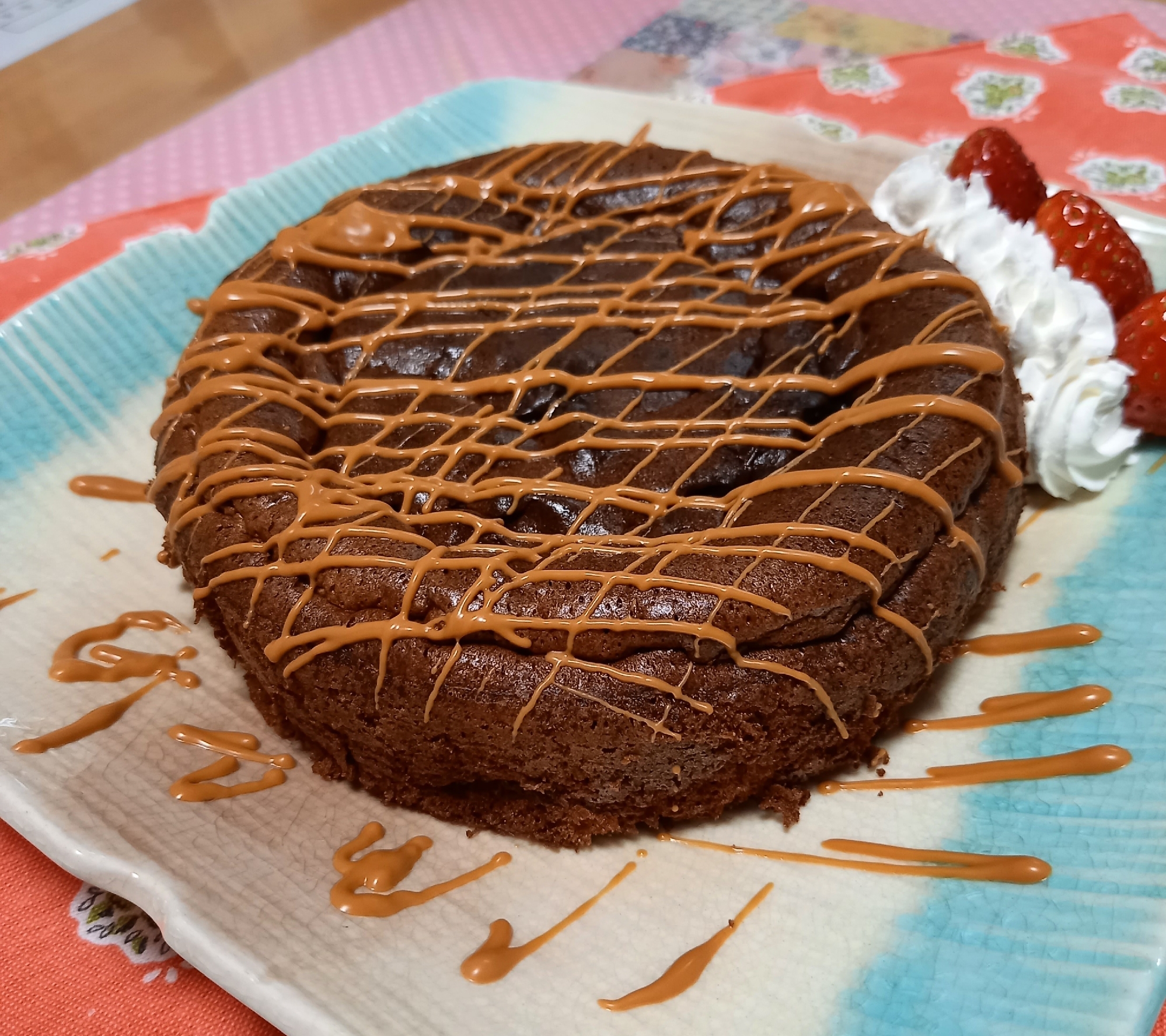 チョコレートケーキ(キャラメルソースがけ)