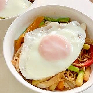 きゃべつ・アスパラ・パプリカの焼きそば　目玉のせ