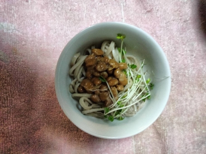 冷やしそば 納豆新玉スライス貝割れ菜のせて