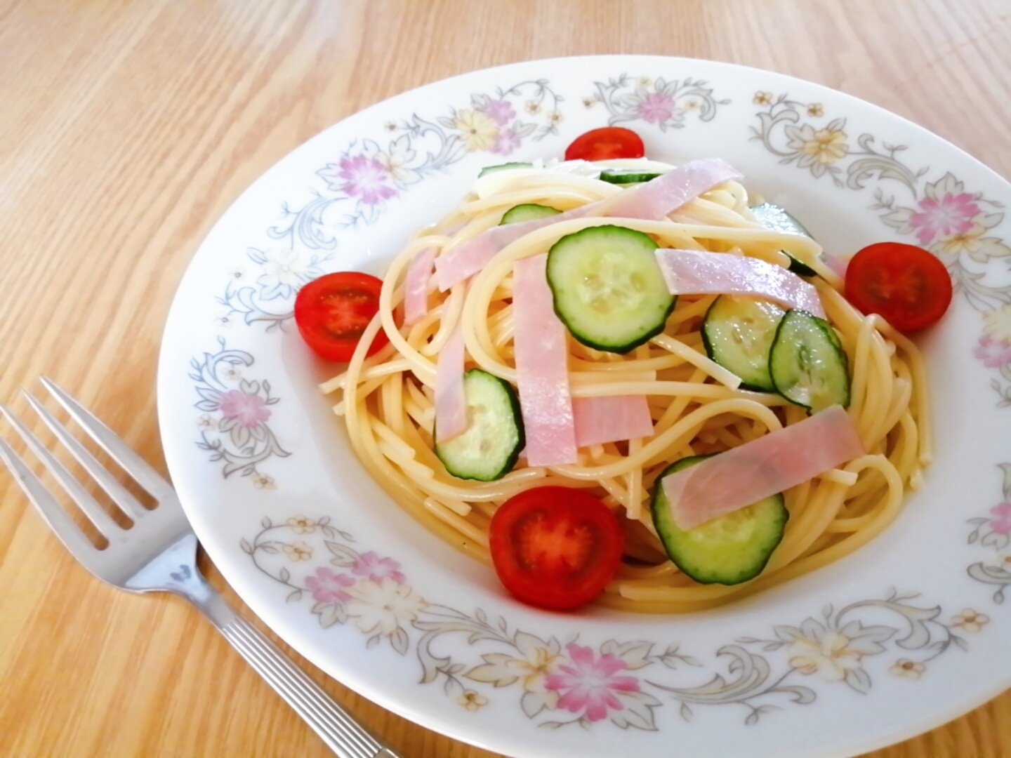 夏に☆きゅうりとハムとミニトマトの冷製パスタ