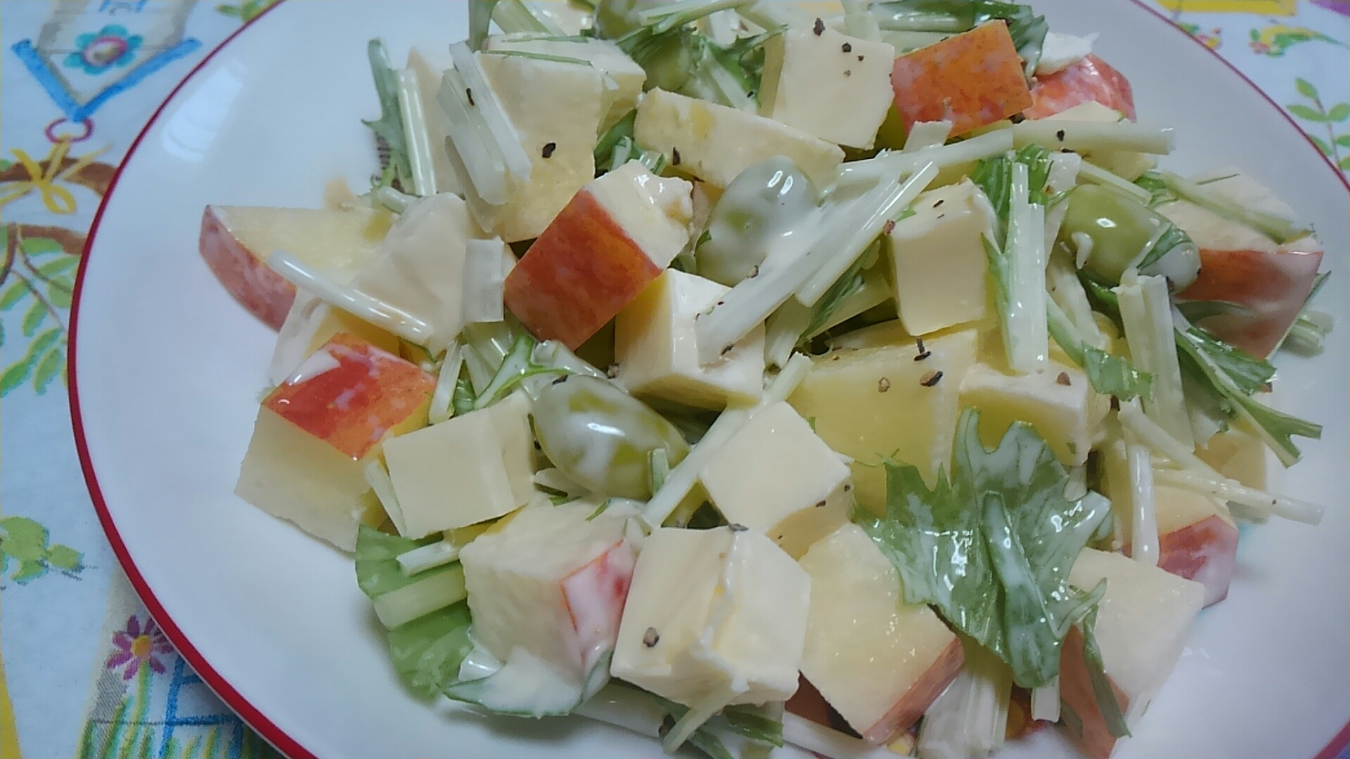 チーズ･りんご･枝豆･水菜のチョップドサラダ＊