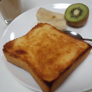 くまんご。さんさん、おはようございます♪メロンパン好き主人の朝食にレシピをお借りしました。縁の焼き色が濃くなりました～*^^*
美味しく頂戴しました。(^人^)