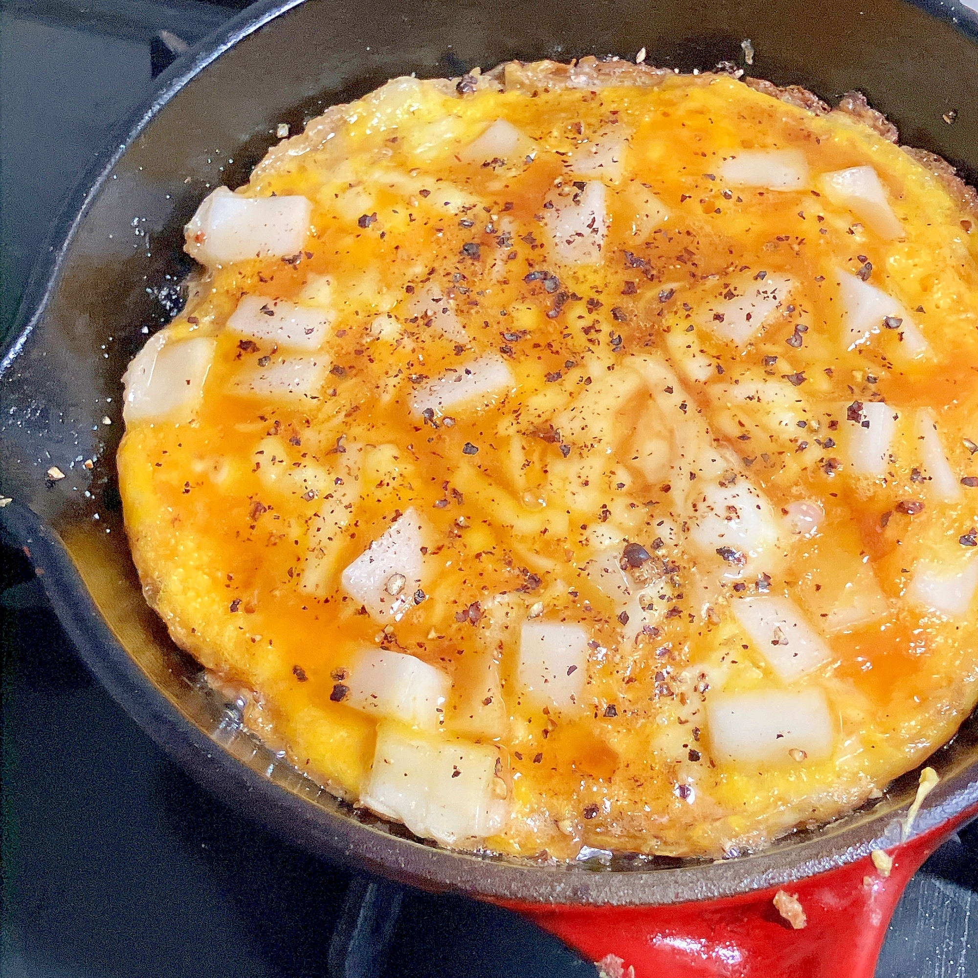 スキレットで華やか！もちチーズオムレツ