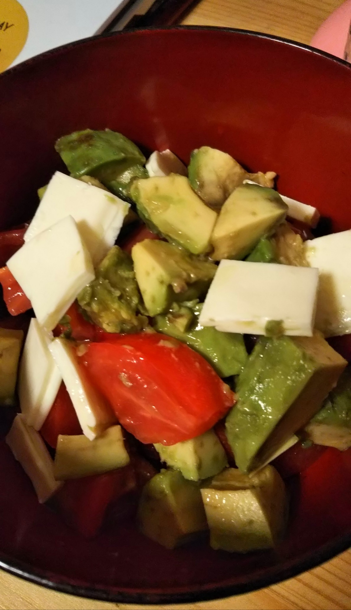 トマトとアボカドとチーズのコロコロサラダ