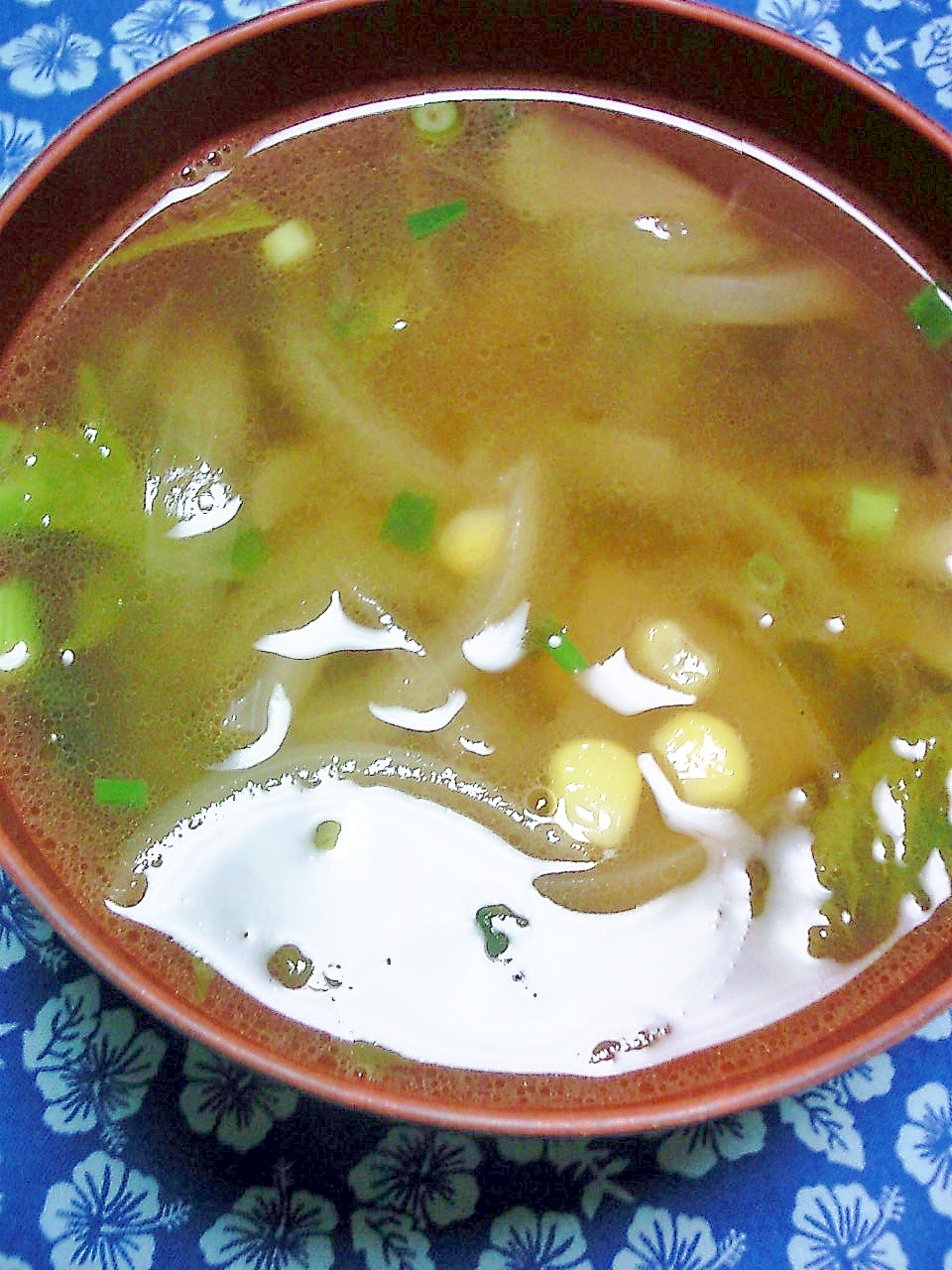 玉ねぎ、コーン、ザア菜、わさび菜の中華風スープ