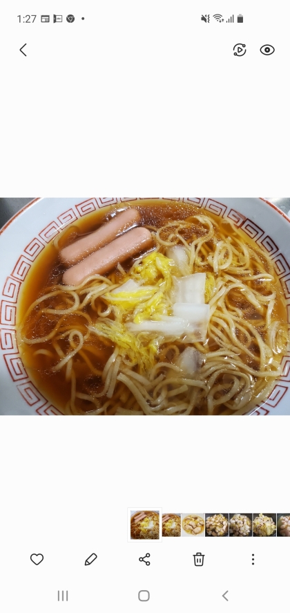 鍋で白菜入りインスタントラーメン