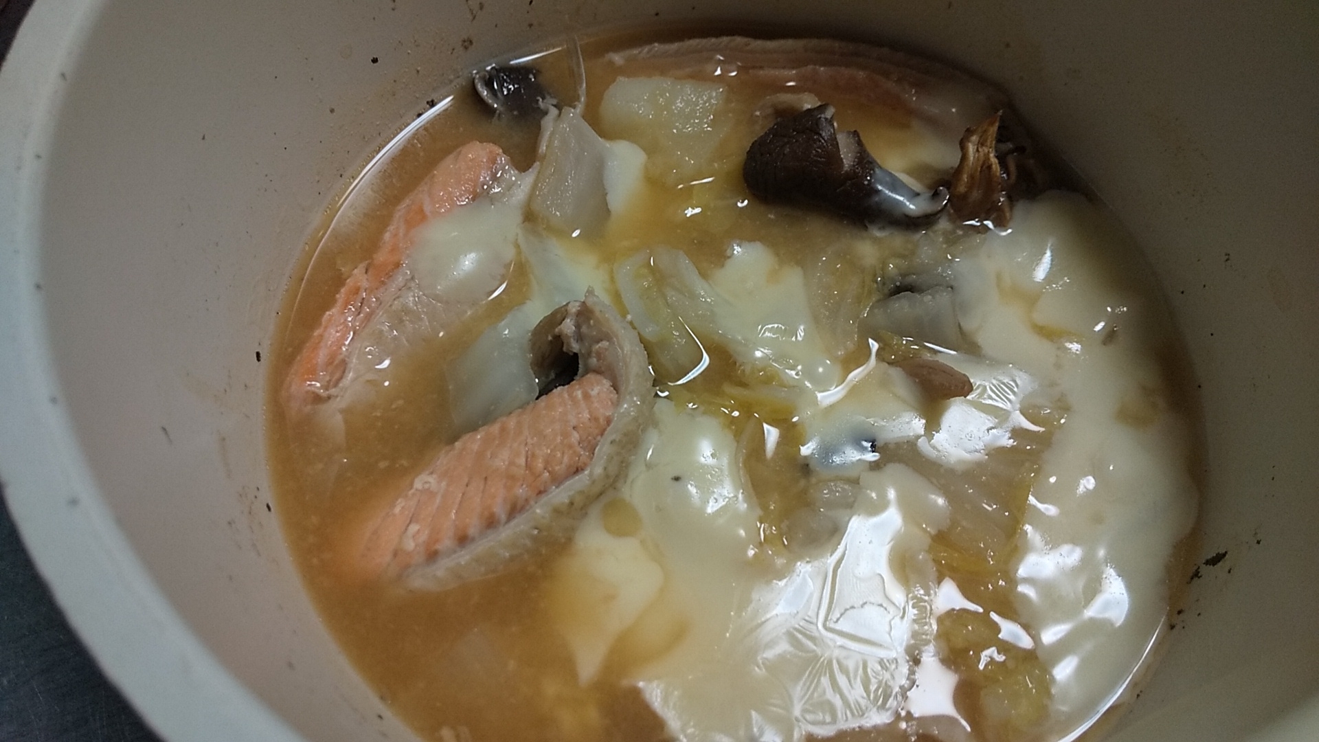 鮭と白菜とじゃが芋で★東のまるごと鍋味噌スープ