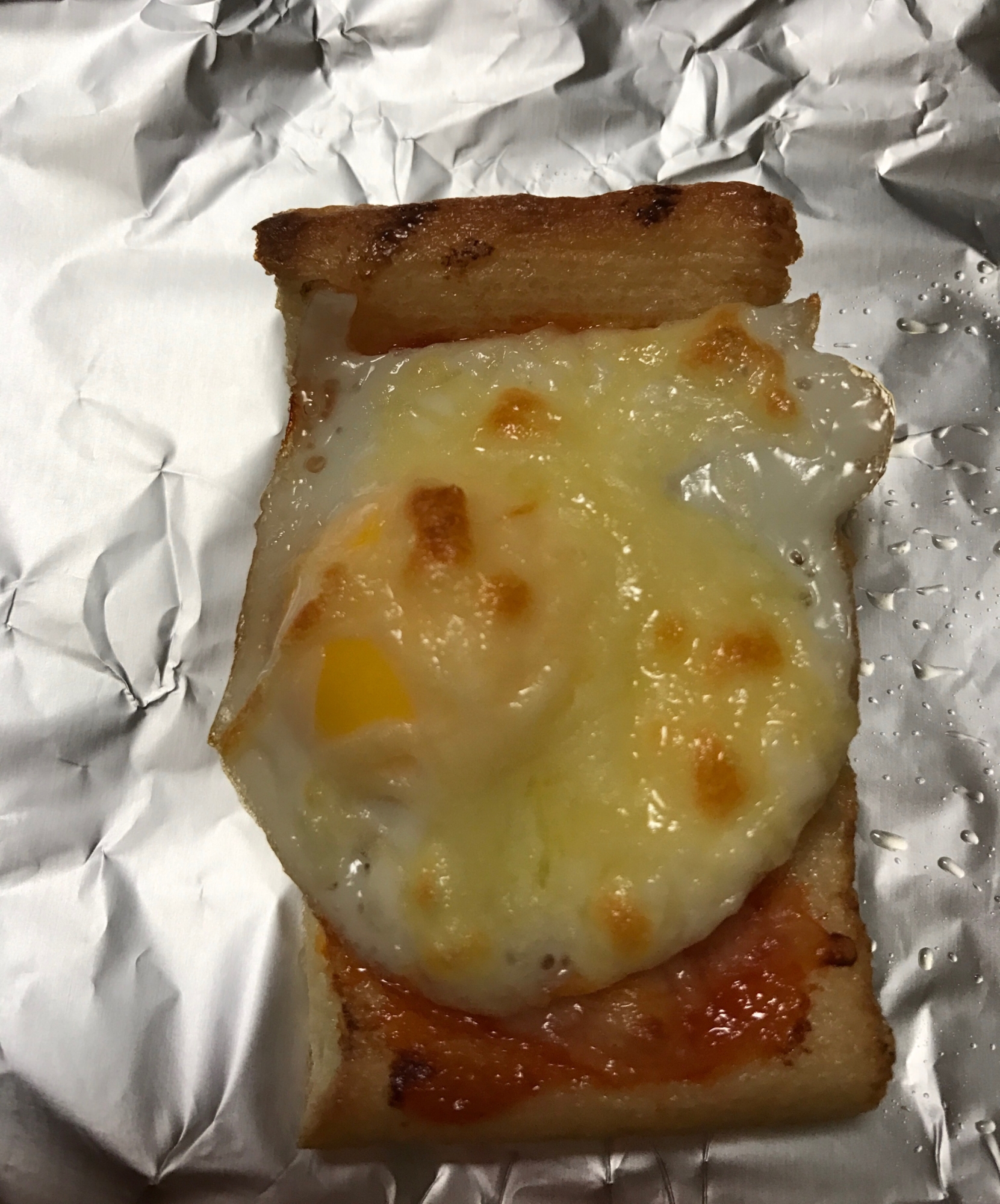 うずら卵の目玉焼きで一口油揚げピザ