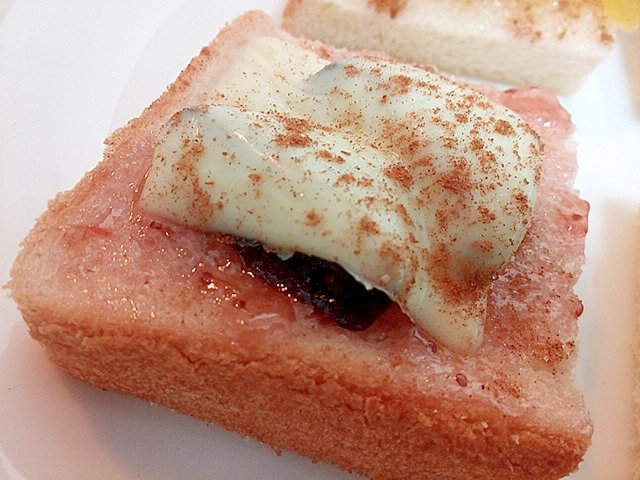 苺ジャムとドライプルーンとチーズのトースト