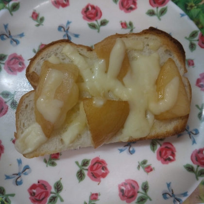 おはようございます
冷凍していた桃を使用し
作ってみました
とろっとした桃
とろ～りチーズが
伸びて満腹
美味しかったです
(^^)
こちら朝から雨です