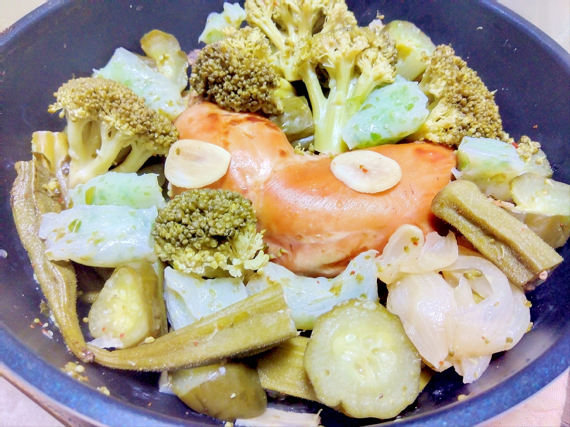 玉葱ブロッコリー蒟蒻オクラ胡瓜ローストチキン蒸