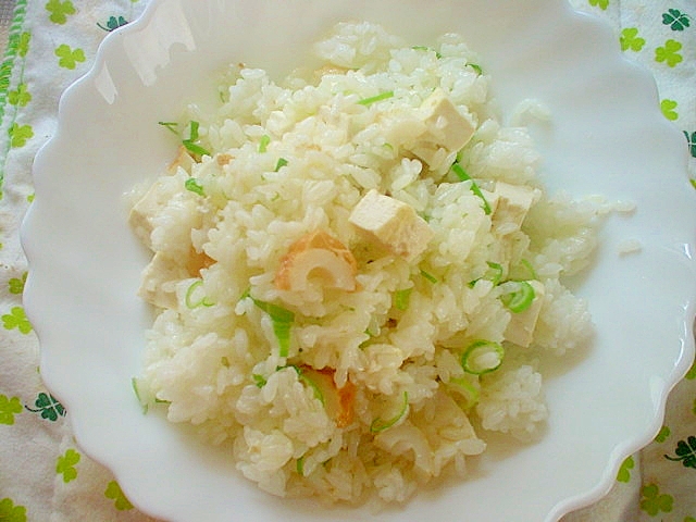 マヨ・豆腐・ネギ・竹輪・ガラスープの素で炒飯