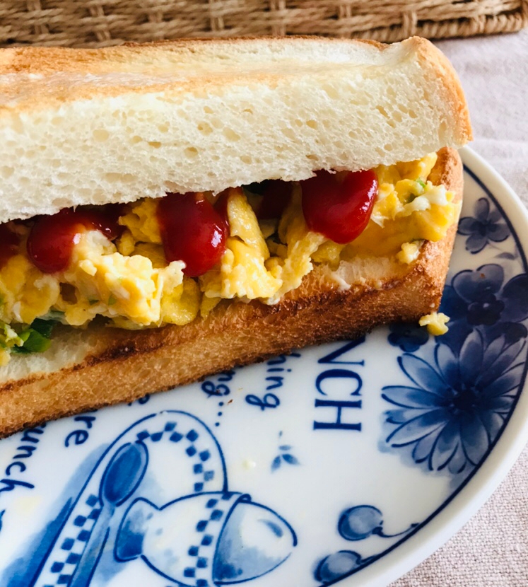 セロリの葉ともち麦の卵炒めケチャップサンド