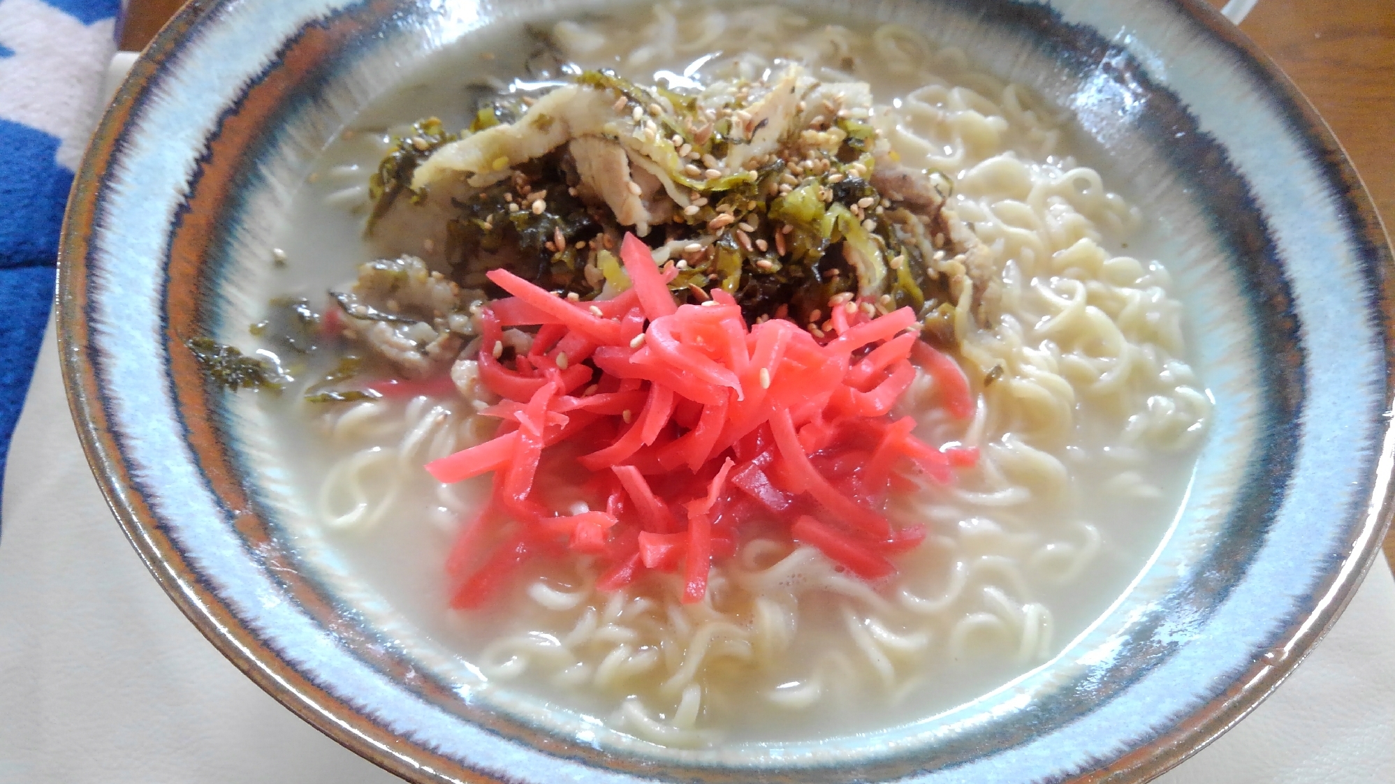 インスタントラーメンで…高菜とんこつラーメン