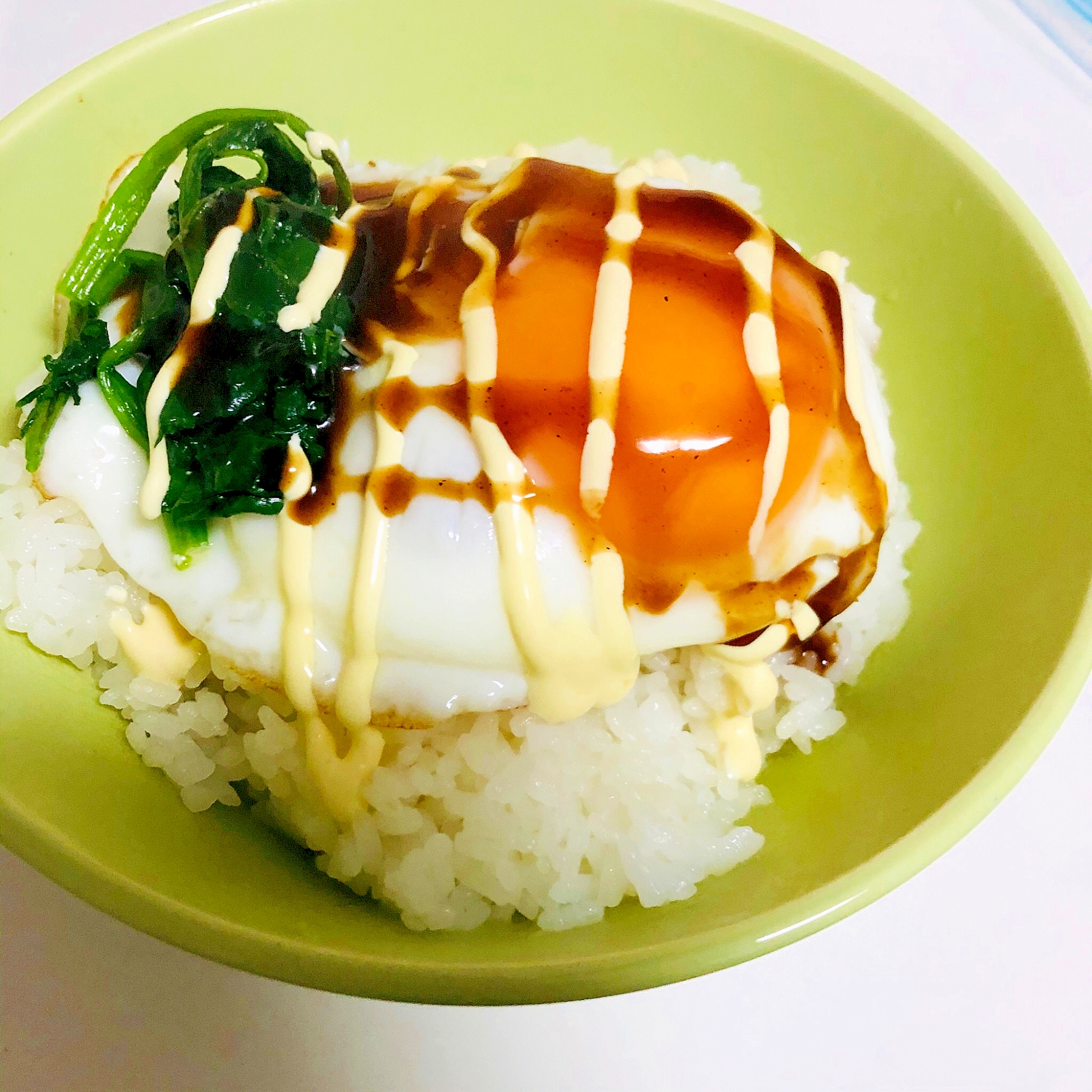 目玉焼きとほうれん草の丼