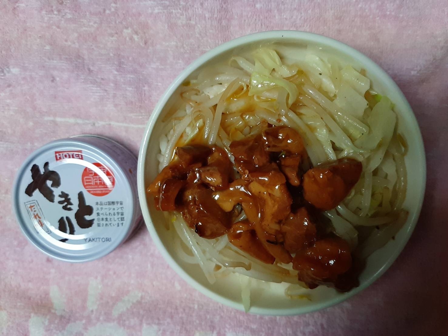 キャベツともやしのバター炒めのせた やきとり丼