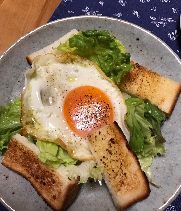 マヨトーストと目玉焼きの朝ごはんプレート