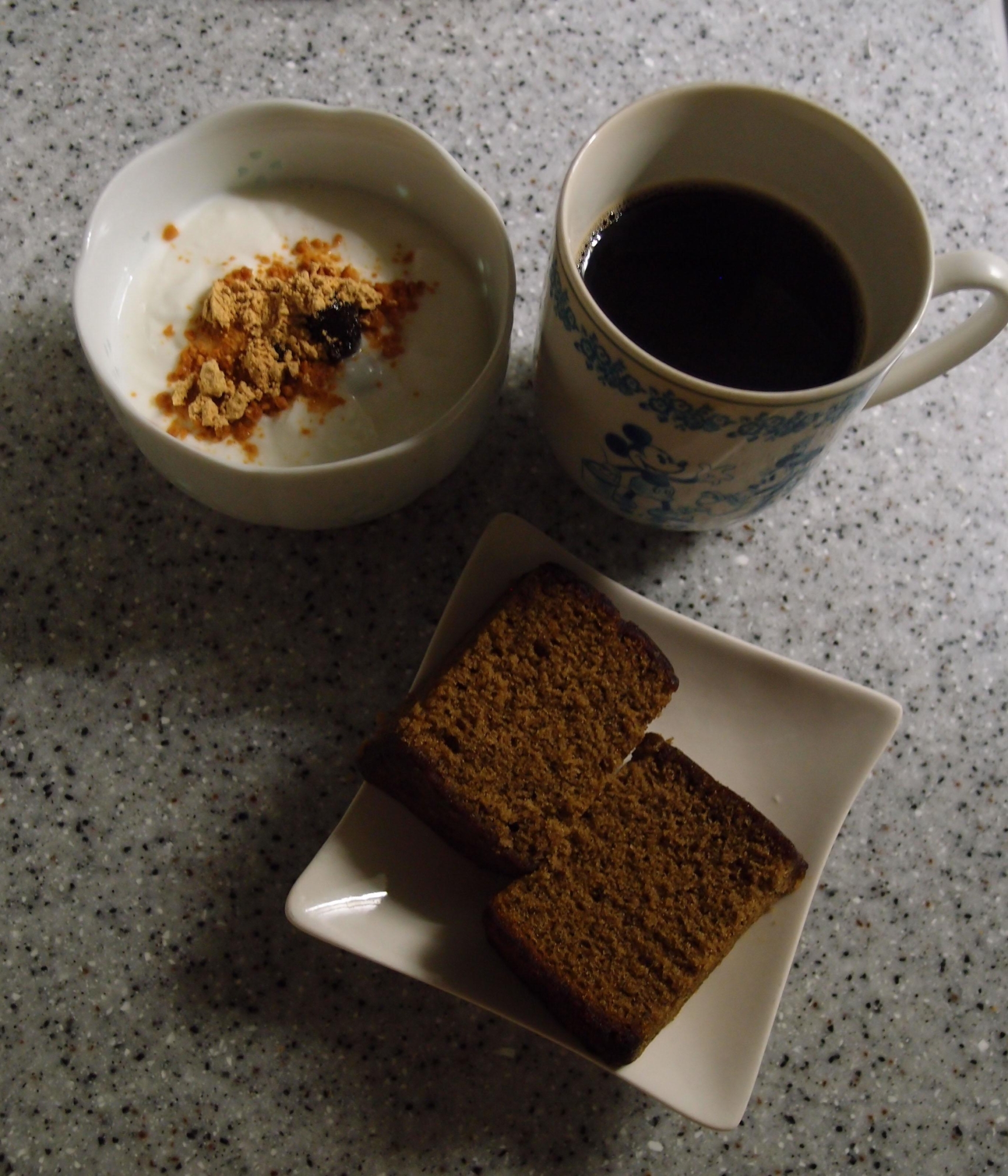 バナナとレーズンのヨーグルトとカステラと珈琲で朝食