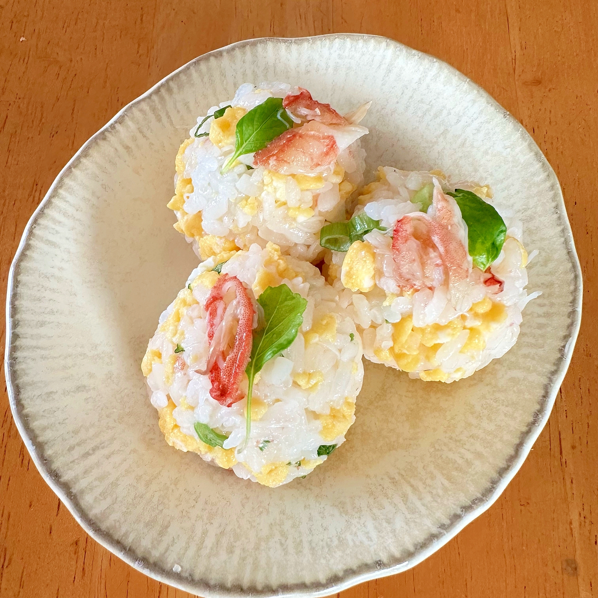 皿に盛りつけられたかにと炒り卵の手まり寿司