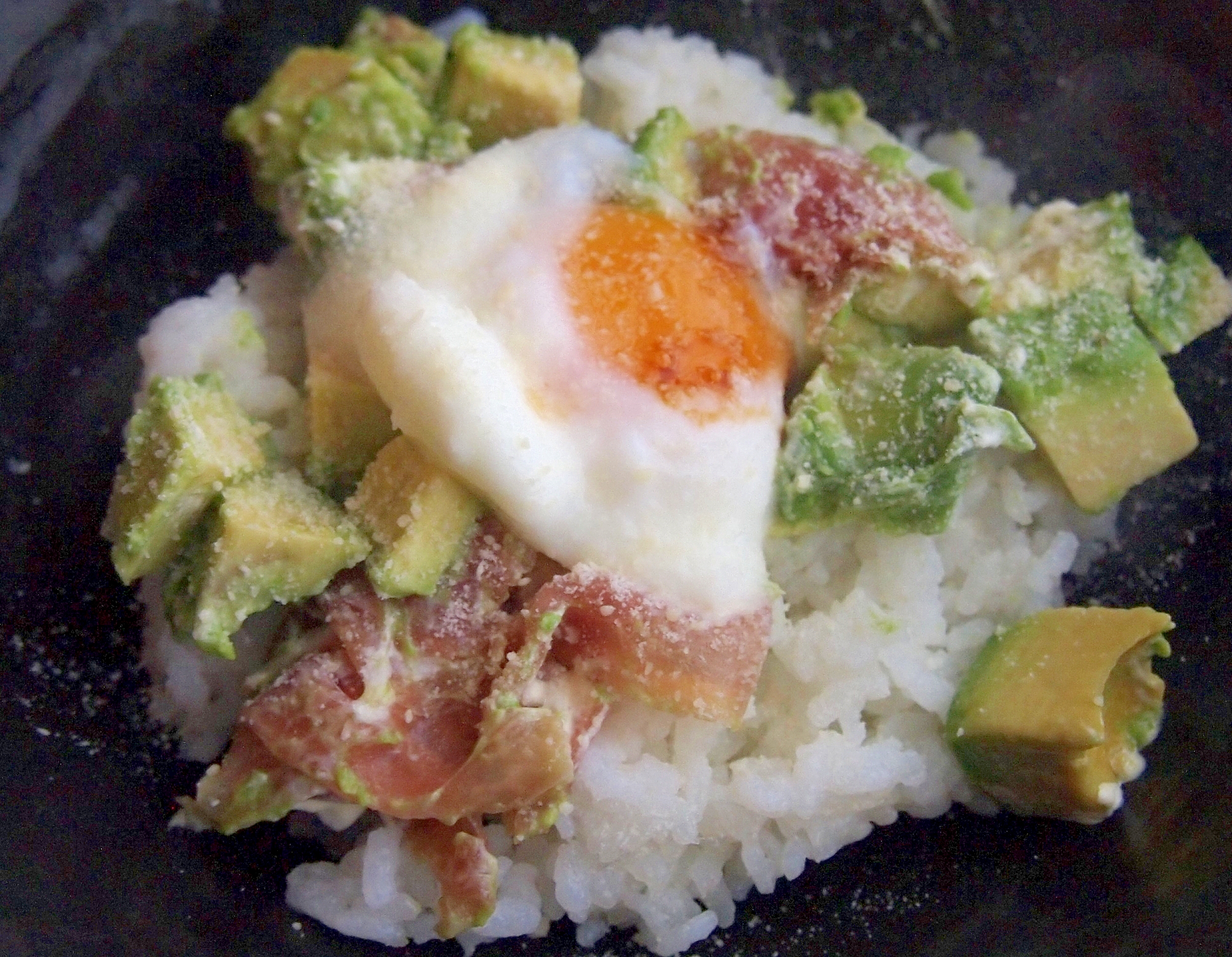 生ハムとアボカドの月見チーズ丼